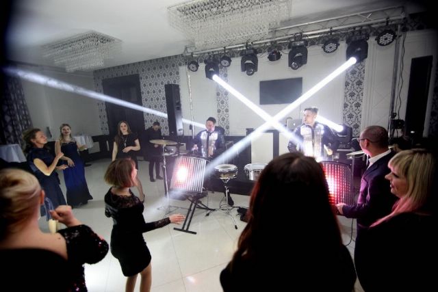 Шоу барабанщиків RhythmMen на світлодіодних барабанах у банкетній залі