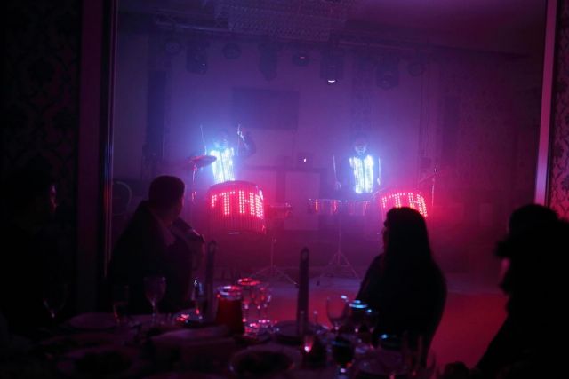 Барабанне шоу з рожевим LED-підсвічуванням перед гостями