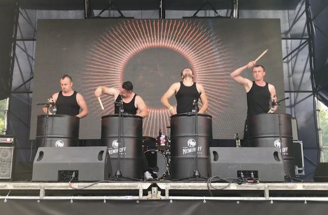 Четверо барабанщиків RhythmMen на металевих бочках на сцені