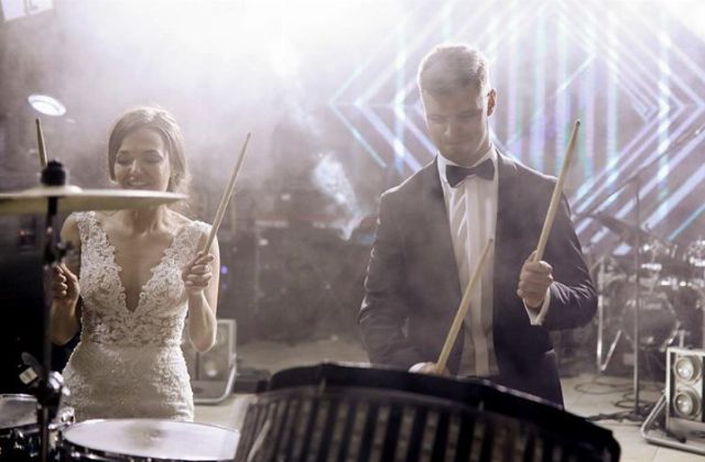 Наречені грають на барабанах разом із RhythmMen