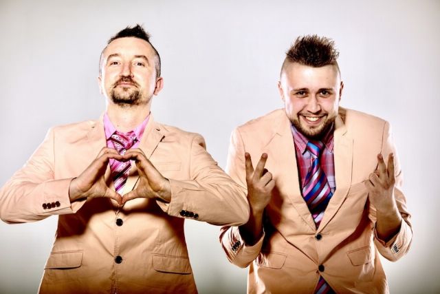 Ведучі шоу RhythmMen у сценічних костюмах