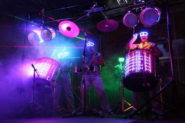 Барабанщики RhythmMen у LED-костюмах під лазерами
