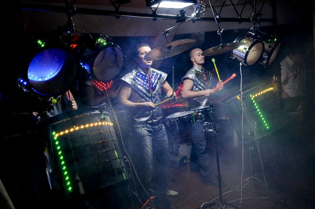 Троє барабанщиків RhythmMen у LED-костюмах
